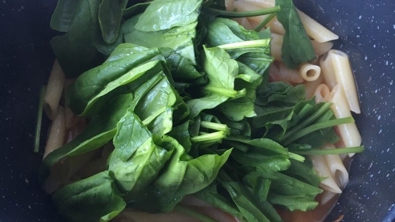 芝士通心粉,煮个5分钟后,放入菠菜段翻拌均匀