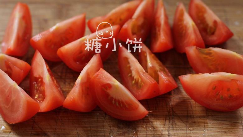 番茄鸡蛋烩面,<a style='color:red;display:inline-block;' href='/shicai/ 59'>番茄</a>洗净去蒂,切块备用。同时烧一锅热水准备煮面片。