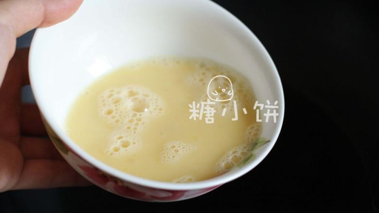 番茄鸡蛋烩面,<a style='color:red;display:inline-block;' href='/shicai/ 9'>鸡蛋</a>2个打散,起油锅,倒入蛋液划散。