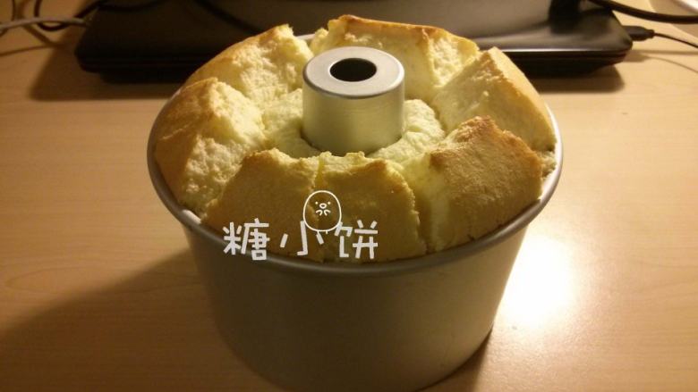 橙汁戚风,送入预热好165℃的烤箱下层,上下火烤28分钟即可。
