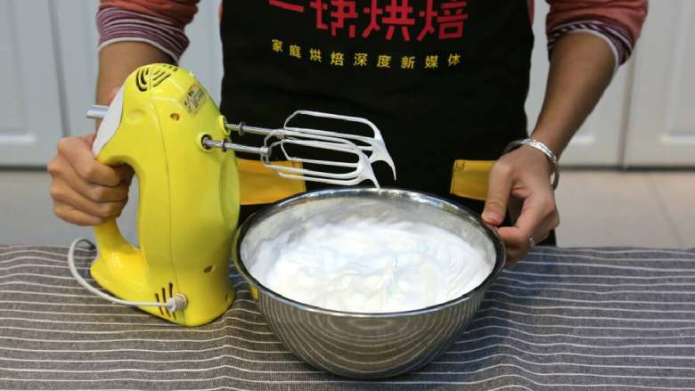 圣诞树桩蛋糕,打发到湿性发泡,出现小弯勾状态