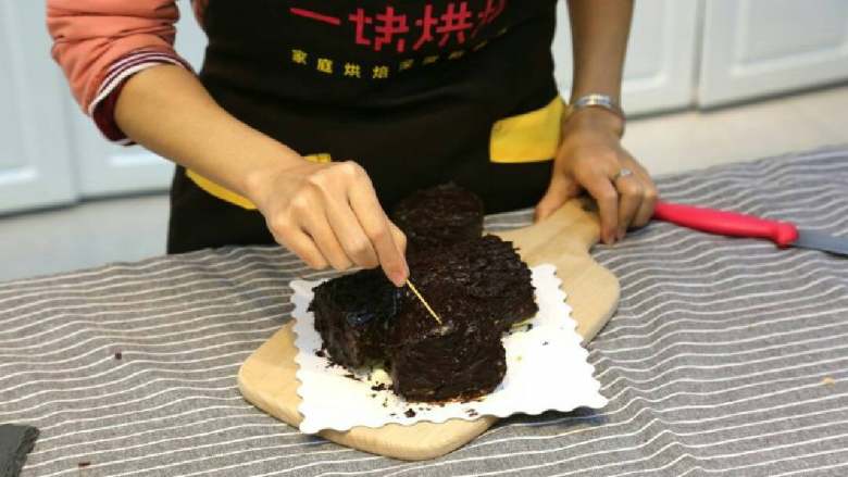 圣诞树桩蛋糕,可以用牙签在巧克力酱上画出花纹,撒上糖粉,加上几颗草莓,就完成啦