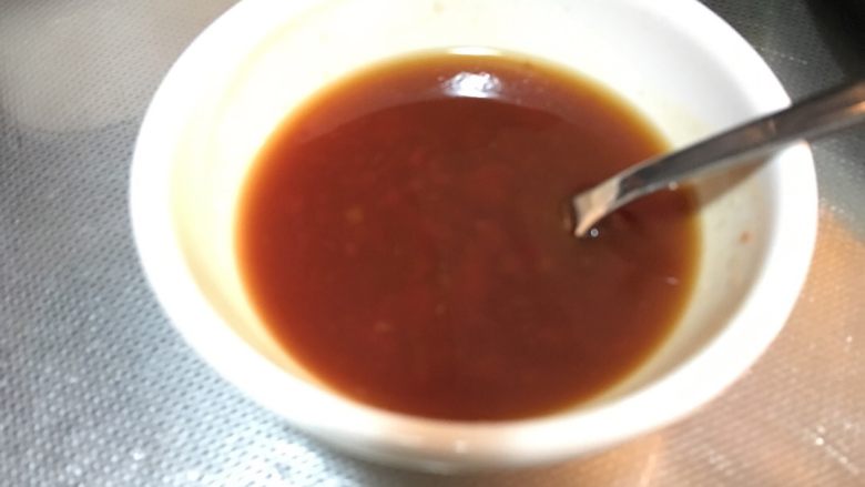 「吃货久久」如果第一次烧大虾这样做绝对完胜,准备一碗调汁:番茄酱 泰国甜辣酱(这个可以少放或者不放)生抽 鱼露 纯净水。搅拌均匀
