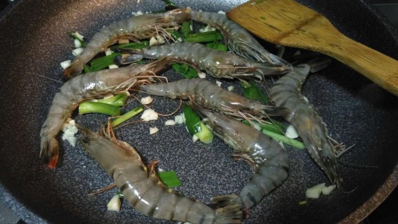 「吃货久久」如果第一次烧大虾这样做绝对完胜,倒入大虾