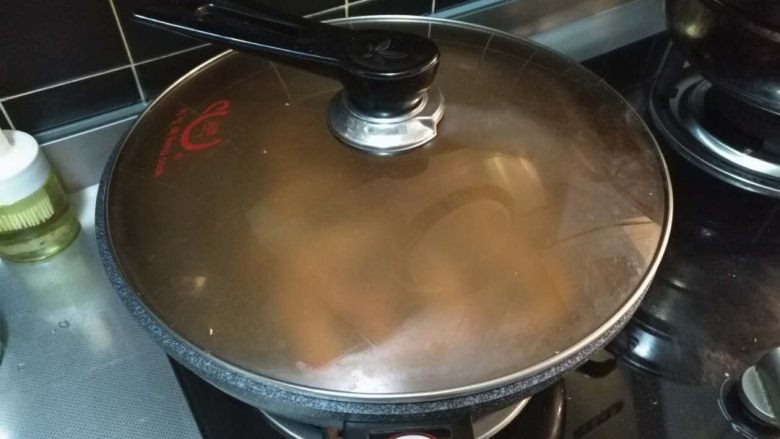 「吃货久久」如果第一次烧大虾这样做绝对完胜,加入少量的水,加盖,中火焖两到三分钟