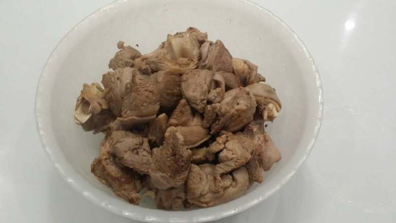 香炖羊肉,把羊肉砍成块,锅加水烧沸,将羊肉块入锅焯至水再沸,起锅用清水滤洗净,装盆待用