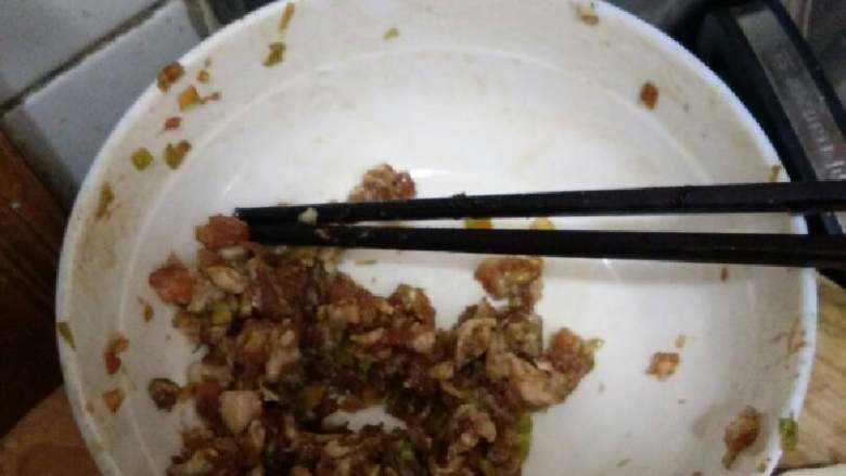 炸藕合,肉馅加剁碎葱,姜,香菜,再加盐,味极鲜,白糖,料酒,胡椒粉,香油几滴。顺方向打上劲备用。