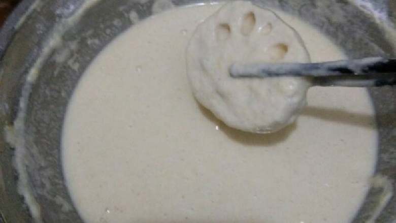 炸藕合,锅里加入食用油加热同时,把鸡蛋打入盆中,加一点盐加入水打散,把小麦粉慢慢边搅拌边加入,最后加入玉米粉调制能挂住为佳。