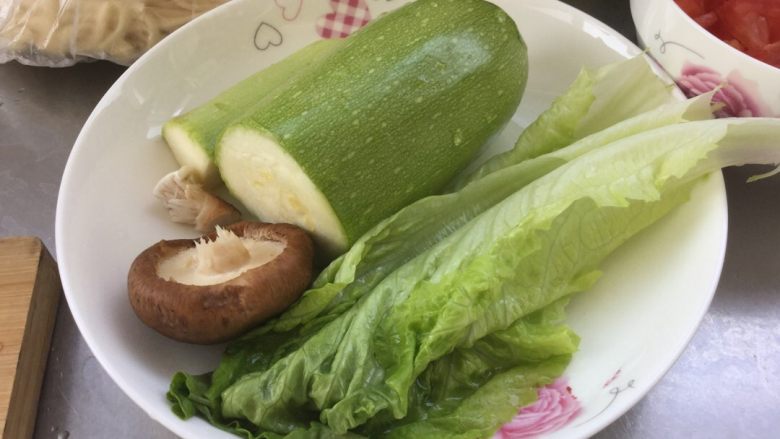蔬菜炒面,准备食材上面都有写,图片上面也有小女子就不多说了啊!