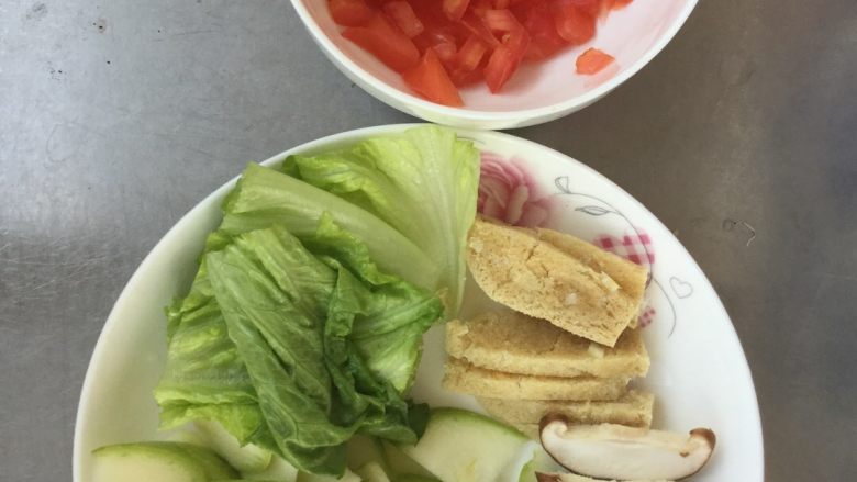 蔬菜炒面,如图把各种食材切好