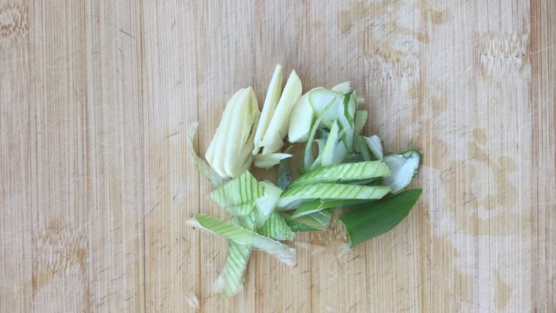 蔬菜炒面,葱姜蒜切好刀工不是很好,重点是好吃嘛,喜欢吃姜的放点姜我不太爱吃姜所以没有准备
