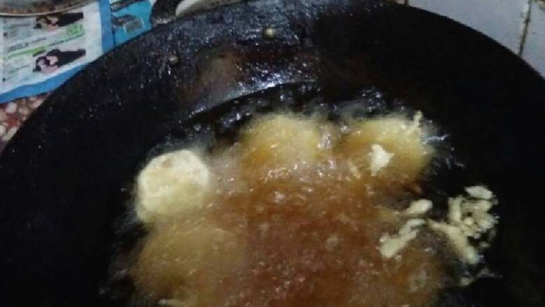 炸藕合,油烧到八九成开,把裹上糊的藕盒快速下到锅中,等大概一二分钟定住型后,用筷子翻动炸至两面金黄捞出。