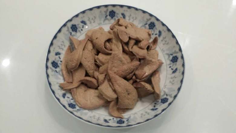 泡椒炒猪肝,将水泡猪肝滤水,锅加水烧沸,将猪肝入沸水中焯至6至7成熟,捞起用清水漂洗滤干。'