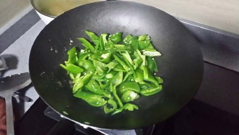 泡椒炒猪肝,泡椒切块,锅烧热,加生盐,将泡椒入锅煸炒约1分钟,再加花生油,炒至椒呈虎皮状,加入焯好的猪肝,炒至肝熟关火,加生抽炒勻起锅装碟即成。