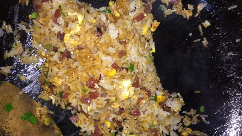 西红柿饭,先放点鸡蛋炒好（适量就好）在把<a style='color:red;display:inline-block;' href='/shicai/ 4536'>腊肠</a>炒熟，倒入米饭（要刚煮好的）把米饭跟<a style='color:red;display:inline-block;' href='/shicai/ 4536'>腊肠</a>鸡蛋什么的炒散，倒点<a style='color:red;display:inline-block;' href='/shicai/ 692'>酱油</a>，放点葱花拌均匀