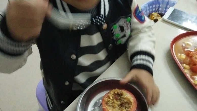 西红柿饭,拿出来直接吃，别问我西红柿熟不熟，生的也可以当水果吃