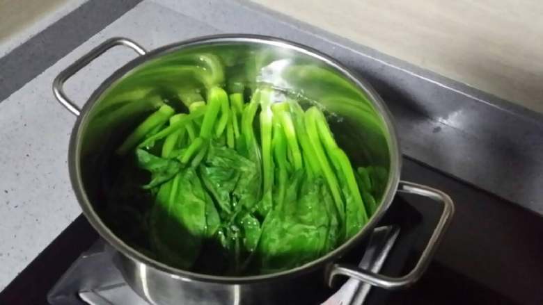 清焯菜心,锅加水沸,菜心洗净入沸水中焯。