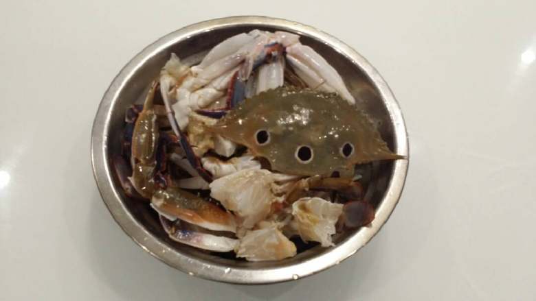 姜葱炒蟹,将蟹洗净去脏切块，拍暴蟹腿。