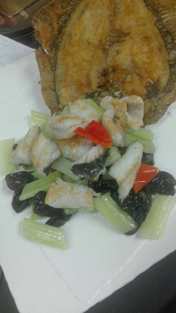 相煎多宝鱼,净锅少油下料头,炒西芹木耳垫底,不粘锅煎鱼肉至金黄色,放面上即可。