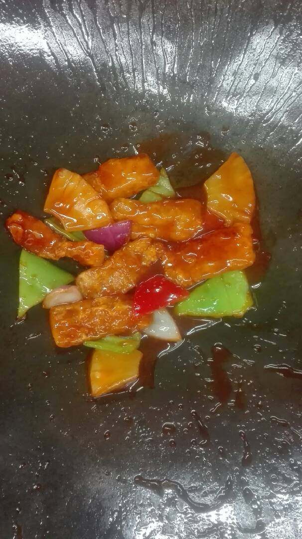 糖醋古老肉,菠萝块用开水跑泡着,净锅少油下番茄汁,味精盐糖白醋,调好糖醋汁打芡。再把所有料倒进去翻炒均匀即可装盘。