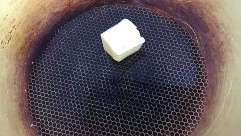 土豆洋葱浓汤,锅里放黄油 融化后放入洋葱和土豆