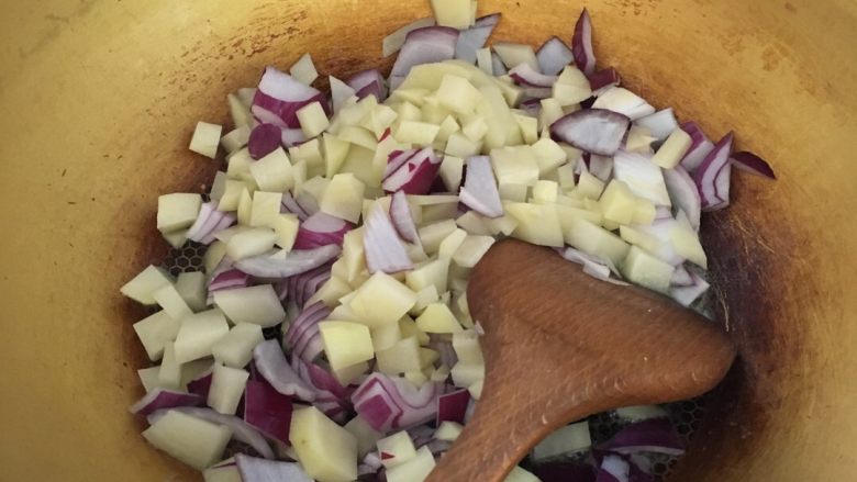 土豆洋葱浓汤,翻炒