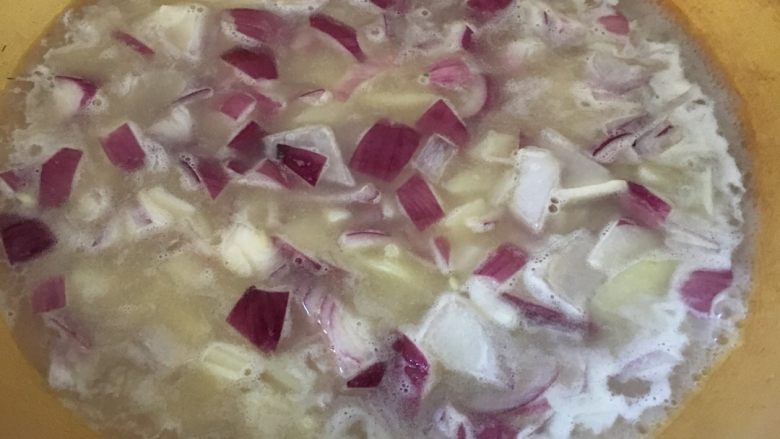 土豆洋葱浓汤,加热水