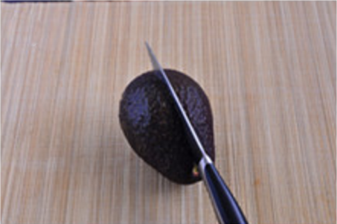 香芒牛油果沙拉,牛油果切法:
用利刃插入牛油果,深入果核划一圈