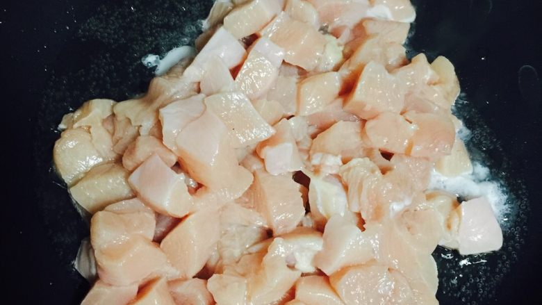 咖喱鸡肉饭,锅内入少量油，下入腌制好的鸡肉翻炒