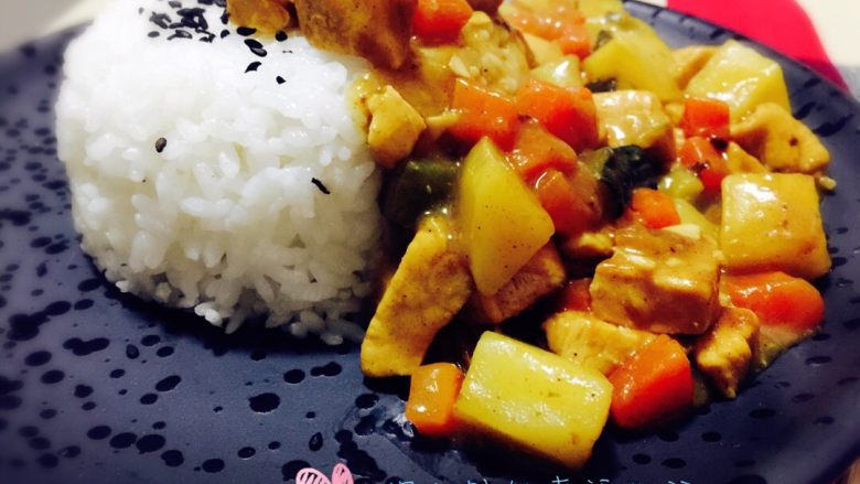咖喱鸡肉饭,盛碗米饭。浇上一勺咖喱鸡肉。那滋味，啧啧。。。