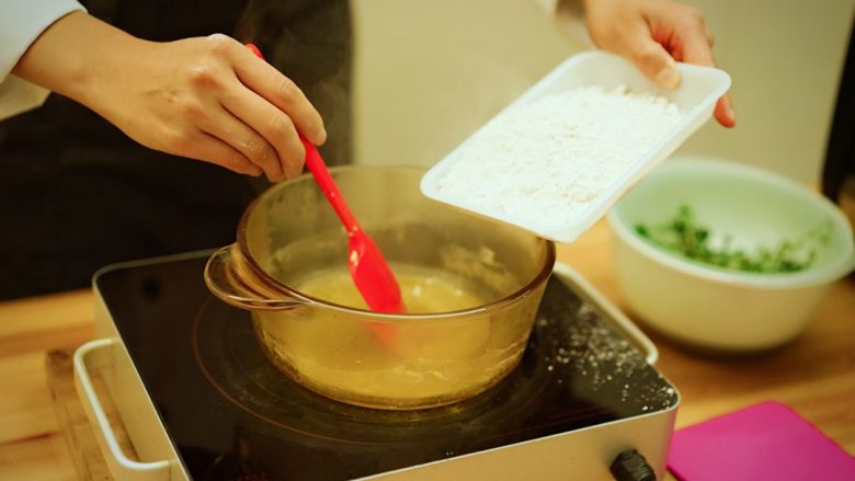 Quiche法意鮮蔬鹹派,100克黃油融解,將麵粉炒香加入300-500克豆奶,不停攪拌均勻,加入百里香、<a style='color:red;display:inline-block;' href='/shicai/ 134333'>黑胡椒</a>、、義式香草粉、鹽。