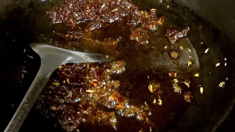 水煮牛肉片,捞出多余的料,放入郫县豆瓣炒香。