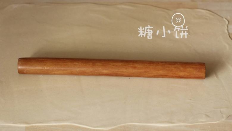 椒盐盘丝饼,操作台上撒少许干粉防粘,将面团擀开,擀成长方形薄片。