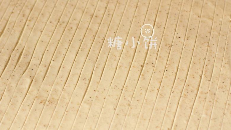 椒盐盘丝饼,平行切出一道道的刀痕,两端不切断。
