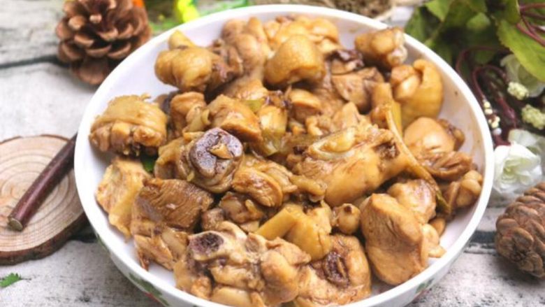 酥香火辣的辣子鸡,捞出鸡肉放葱、姜、酱油、料酒腌制一个小时。