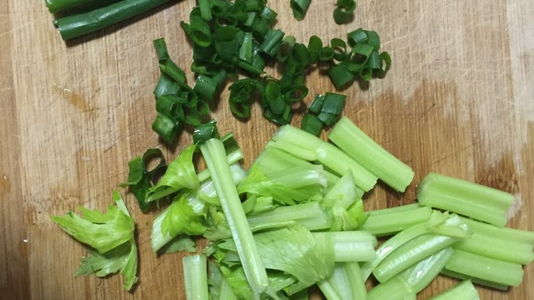 泡椒香菜鲫鱼,热油下锅放入:豆瓣、泡姜、泡辣椒,豆瓣、花椒,蒜炒香,加入水(水淹没整条鱼合适)。烧至沸腾后放入炸好的整条鱼,大概3分钟左右将鱼翻个面继续熬制3分钟左右。
