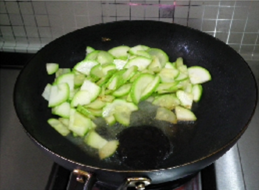 孜然西葫芦,加入<a style='color:red;display:inline-block;' href='/shicai/ 712'>甜面酱</a>继续煸炒。