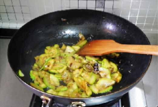 孜然西葫芦,继续煸炒出孜然的香味即可。