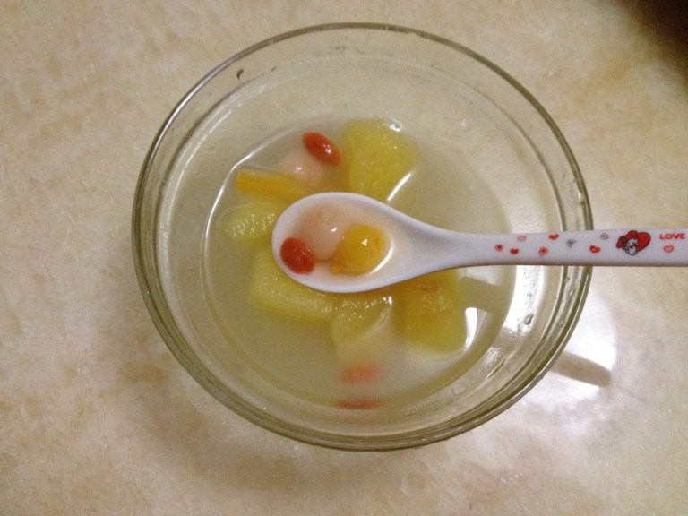 彩色汤圆水果甜汤