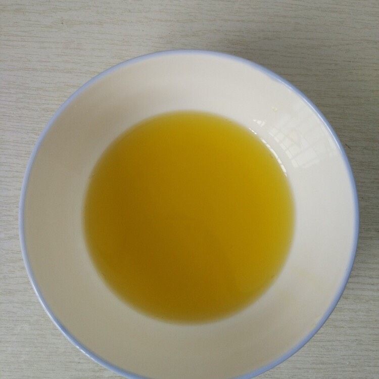 小葱香油酱油面
,热好的油倒入碗里备用