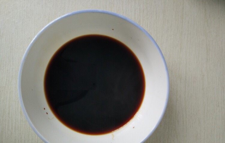 小葱香油酱油面
,刚煮开的水冲泡酱油,汤底完成