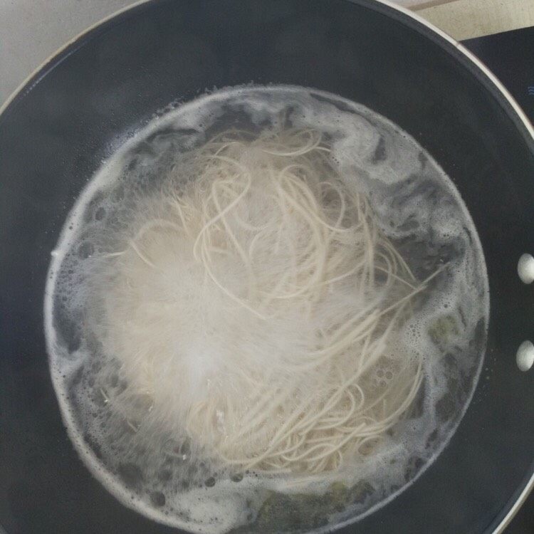 小葱香油酱油面
,剩下的水用来煮面,时间长短根据自己对面条软硬的要求