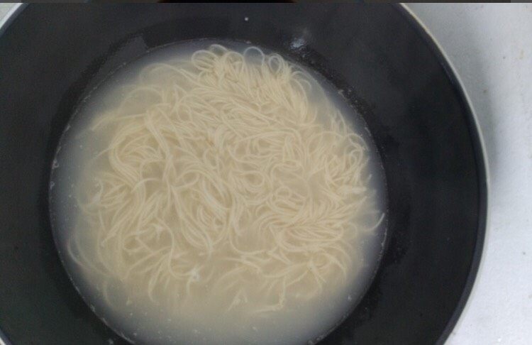 小葱香油酱油面
,煮面过程中需要搅拌,以防粘锅