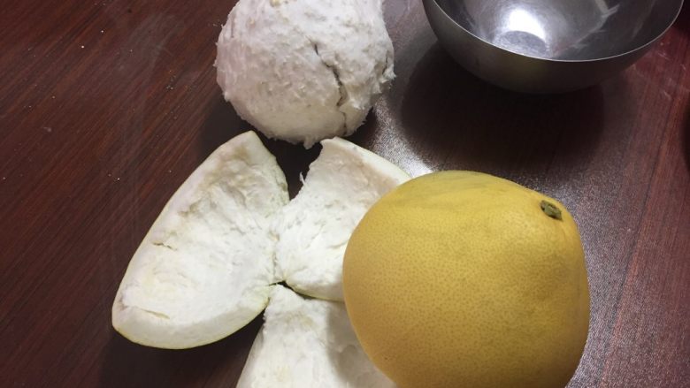 蜂蜜柚子茶,剥除外皮