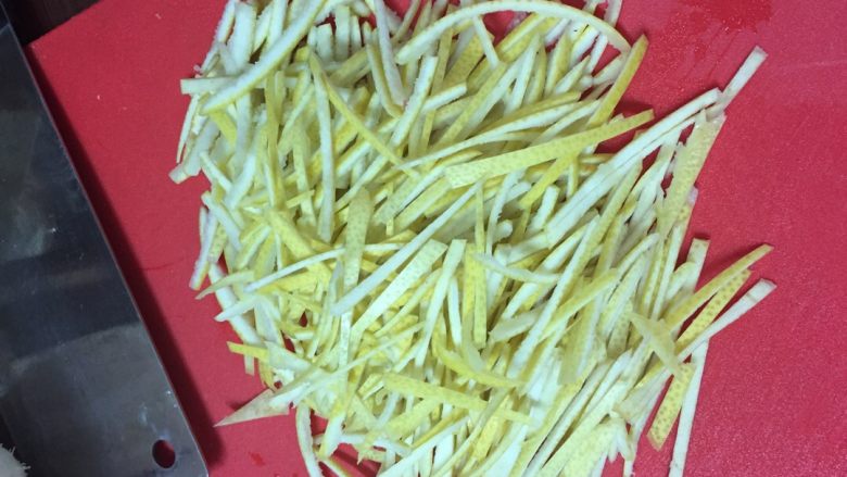 蜂蜜柚子茶,外皮切细丝
