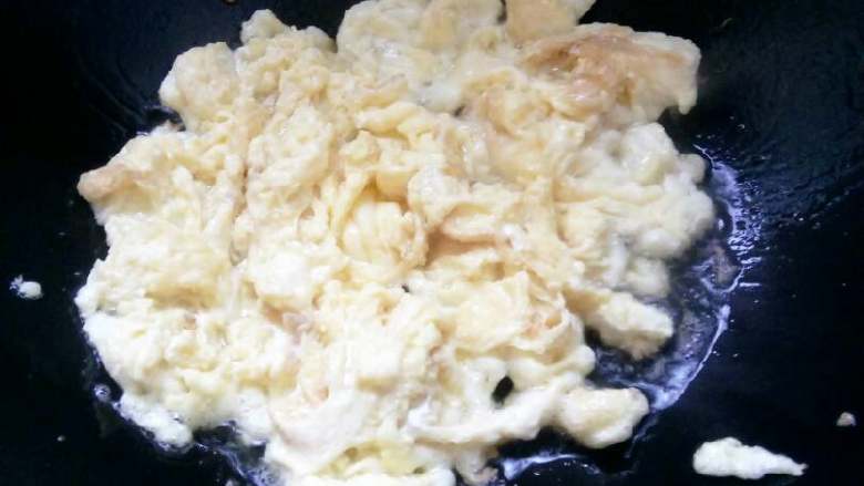 西红柿汤面,在炒锅里倒少许食用油,等油热后将打散的鸡蛋倒入油锅中翻炒,炒后盛出备用。为了少吃油,可将盛出的鸡蛋用勺子按压挤出多的油,倒入炒锅内。