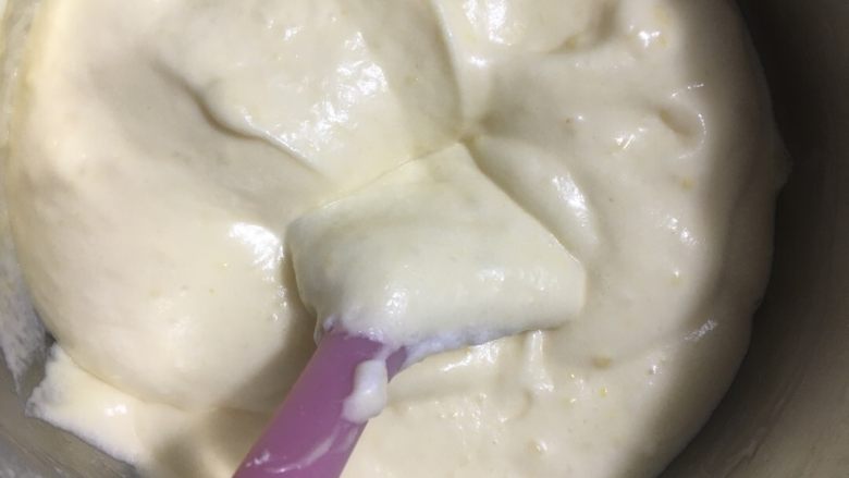 肉松元宝蛋糕,手法要轻柔一些,防止蛋白糊消泡