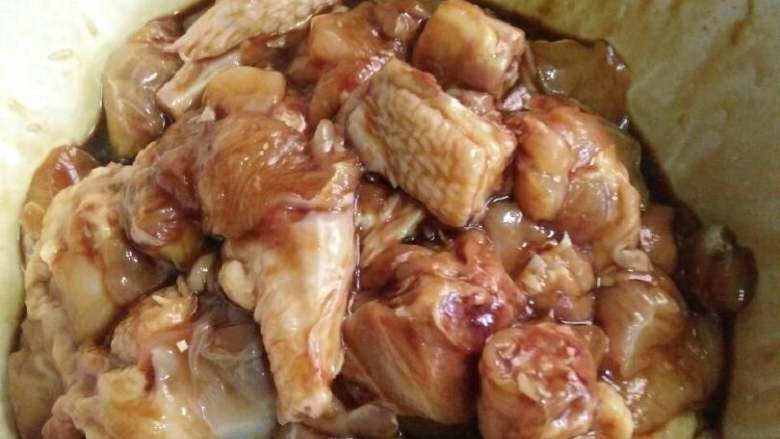 板栗炒仔鸡,将鸡宰杀洗净切块.放盐 味精 白胡椒粉 料酒 葱姜水 生抽 腌制入味!