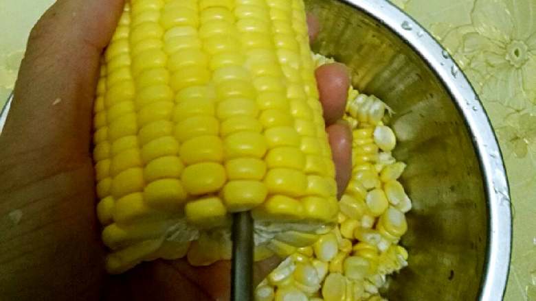 蔬菜玉米渣煎饼+#有个故事#,取洗净玉米(可以选择水果玉米这种汁多)用一根筷子从底部插入