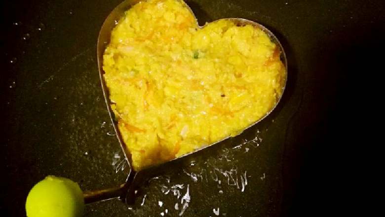 蔬菜玉米渣煎饼+#有个故事#,平底锅倒入油,放上模具,拌好的玉米渣倒入,我是直接用小勺子,面上也可以压平下,如果木有模具就直接摊小饼状